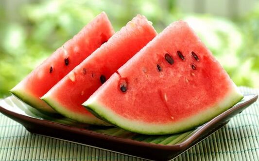 Dans un régime de pastèque, vous devez manger plusieurs kilogrammes de baies par jour.