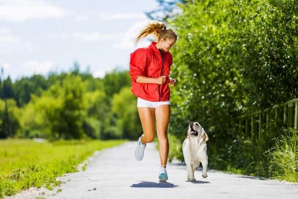 Il est conseillé de commencer une série d'exercices pour perdre du poids par un jogging dans le parc.